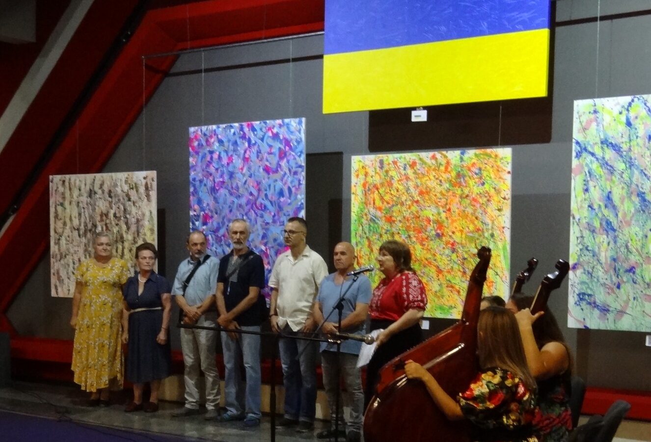 Творчість об'єднала митців у Кам'янському: в Музеї історії міста відкрилась унікальна виставка - ФОТО