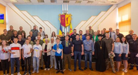 В Кам’янському у День Незалежності України нагороджували військових, волонтерів та рятувальників