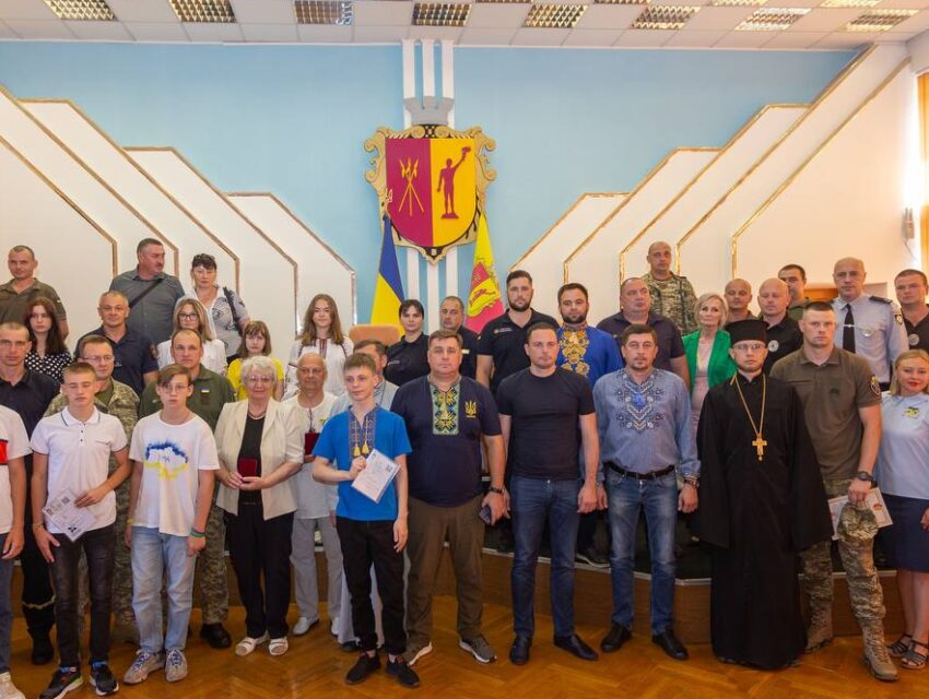 В Кам’янському у День Незалежності України нагороджували військових, волонтерів та рятувальників