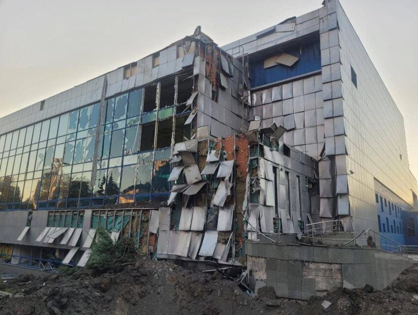 Внаслідок ранкової ракетної атаки по Дніпру постраждали дві людини, спалахнула пожежа на промпідприємстві