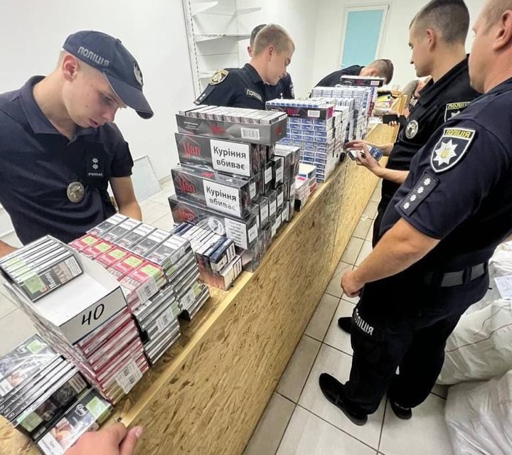 В Кам’янському з торговельного кіоску вилучили цигарки та алкоголь без дозвільних документів на понад 270 тисяч гривень