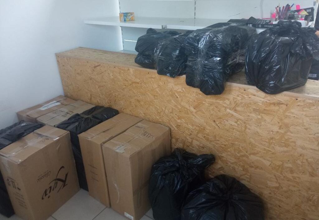 В Кам'янському з торговельного кіоску вилучили цигарки та алкоголь без дозвільних документів на понад 270 тисяч гривень - ФОТО