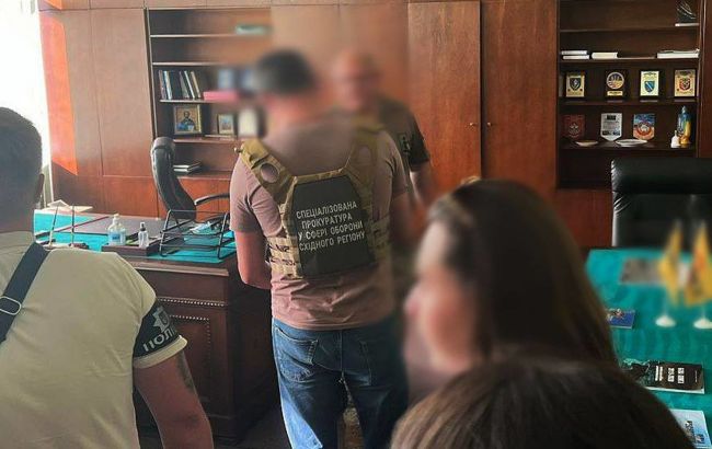 Розбагатів під час війни: у дніпропетровського військкома провели обшуки - ФОТО