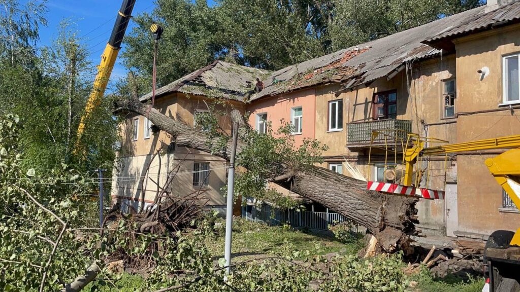 В Кам'янському продовжують прибирати повалені буревієм дерева та ремонтувати пошкоджені покрівлі - ФОТО