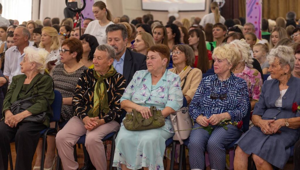 Гімназія №4 в Кам'янському відзначила піввіковий ювілей - ФОТО