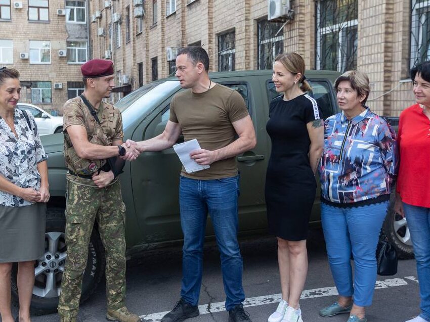  Кам’янське передало військовим черговий автомобіль та квадрокоптери