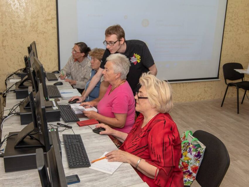 В Кам’янському люди поважного віку навчаються комп’ютерної грамотності
