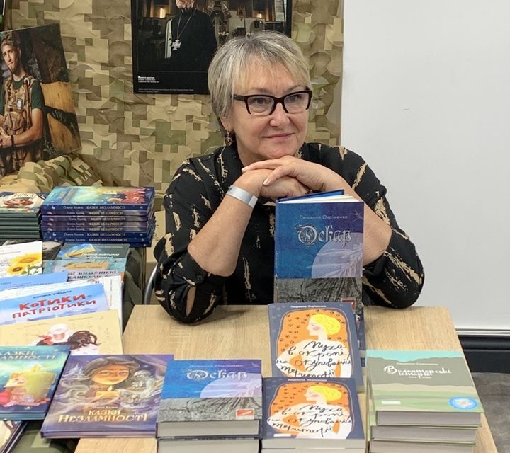 В Кам’янській бібліотеці на Шевченка відбулась презентація книг про війну письменниці Людмили Охріменко