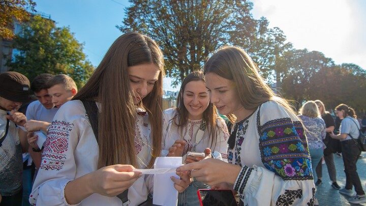 В день міста в Кам'янському відбулись творчі та спортивні заходи на підтримку ЗСУ (Фоторепортаж) - ФОТО