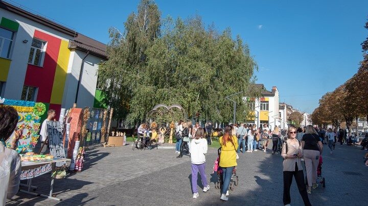 В день міста в Кам'янському відбулись творчі та спортивні заходи на підтримку ЗСУ (Фоторепортаж) - ФОТО