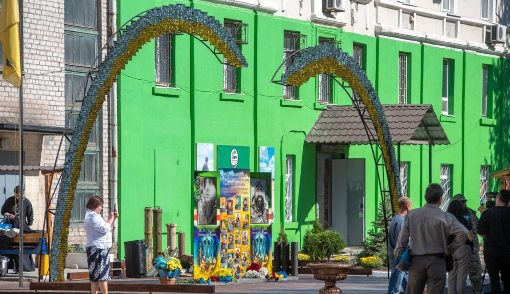 В Кам'янському встановили меморіальний знак на честь загиблих захисників України - ФОТО
