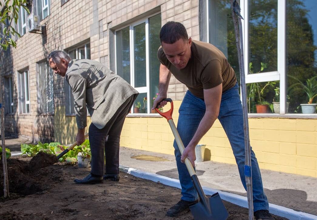 В Кам'янському перед головним корпусом технічного університету заклали квітник - ФОТО