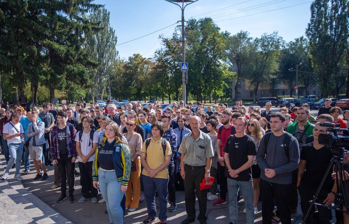 В Кам'янському перед головним корпусом технічного університету заклали квітник - ФОТО