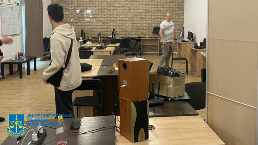 У Дніпрі викрили шахраїв, що викрали півмільйона гривень з банківських рахунків українських біженців у Польщі - ФОТО