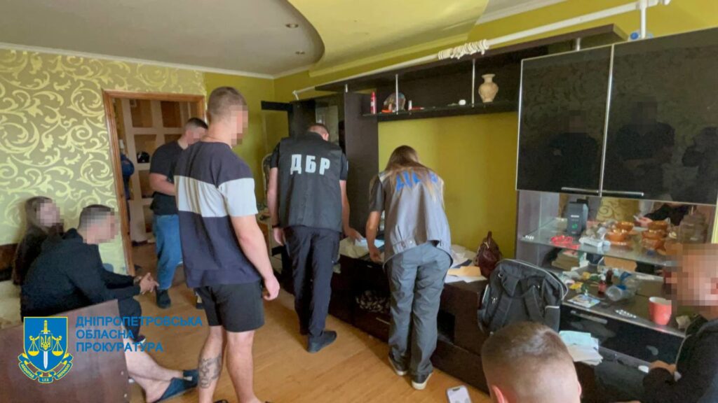 У Дніпрі викрили шахраїв, що викрали півмільйона гривень з банківських рахунків українських біженців у Польщі - ФОТО