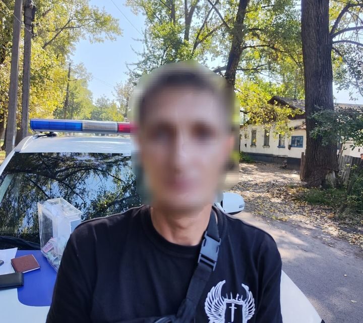 В Кам’янському затримали 40-річного псевдоволонтера за крадіжку телефона у продавчині, що хотіла дати гроші для ЗСУ