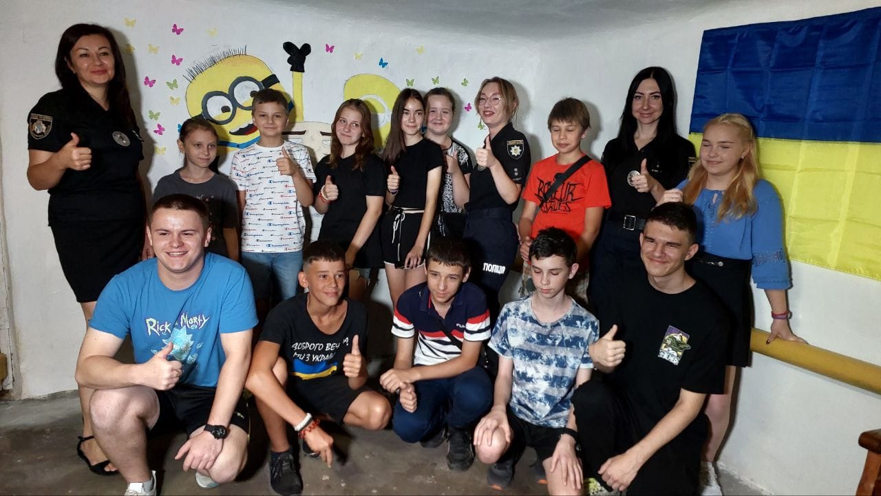 В Кам`янському поліційні разом із дітьми розмалювали укриття для школярів - ФОТО
