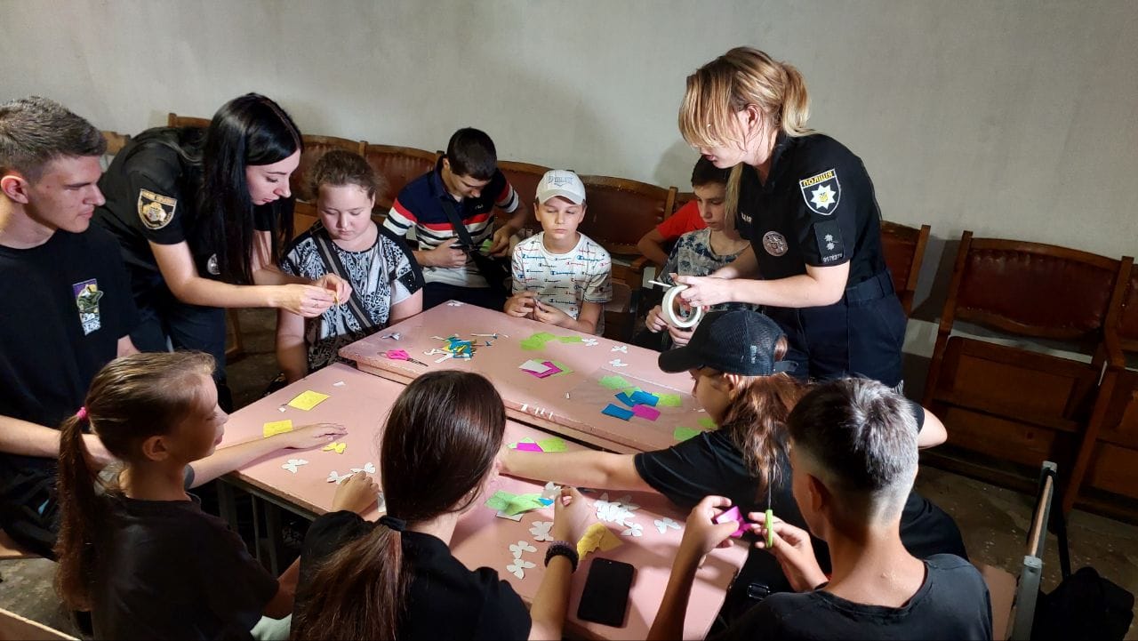 В Кам`янському поліційні разом із дітьми розмалювали укриття для школярів - ФОТО