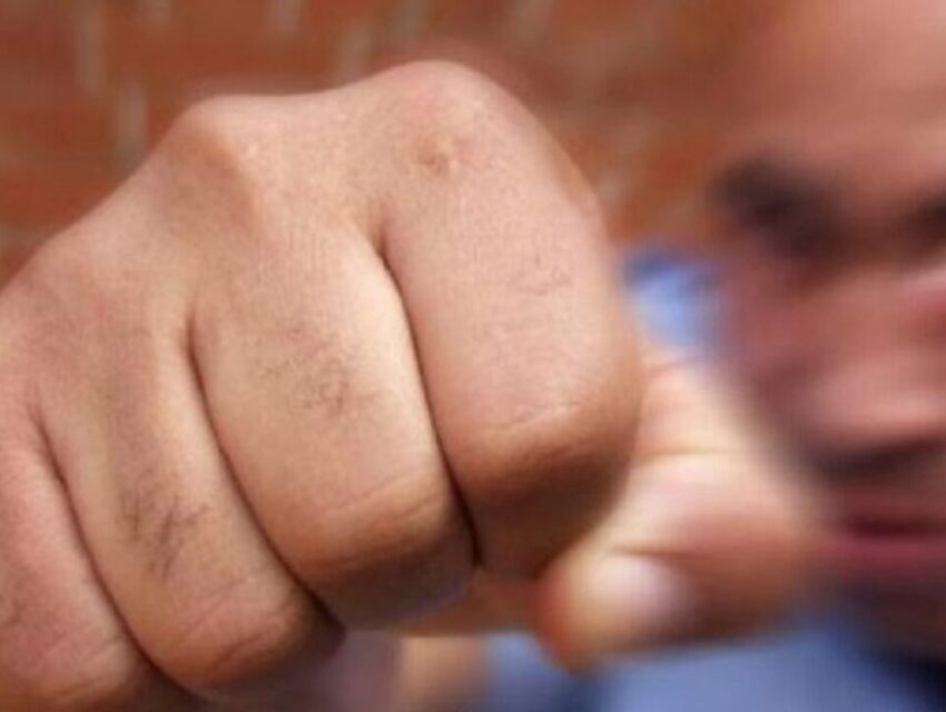 В Кам’янському заїжджий псевдокавалер забрав телефон у жінки, вдаривши її кулаком по обличчю