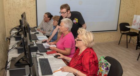 В Кам’янському люди поважного віку навчаються комп’ютерної грамотності