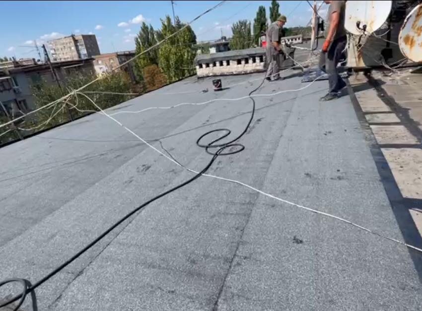 В Кам’янському тривають роботи з ремонту покрівель в багатоквартирних будинках