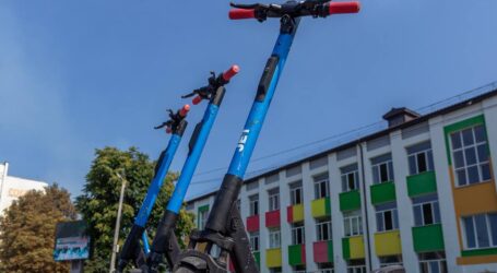 Прокатні самокати в Кам’янському: влада нагадує, що керувати ними можна з 18 років