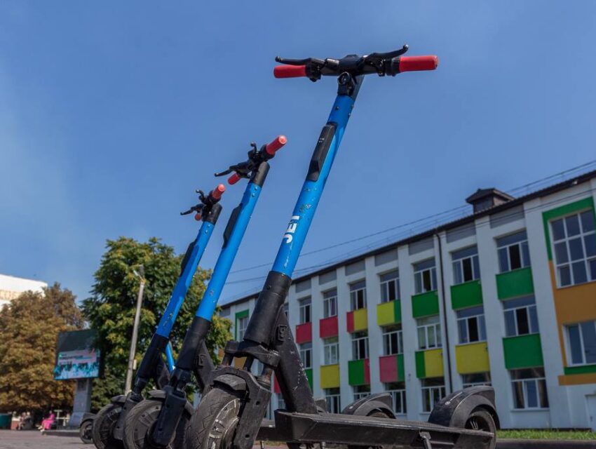 Прокатні самокати в Кам’янському: влада нагадує, що керувати ними можна з 18 років