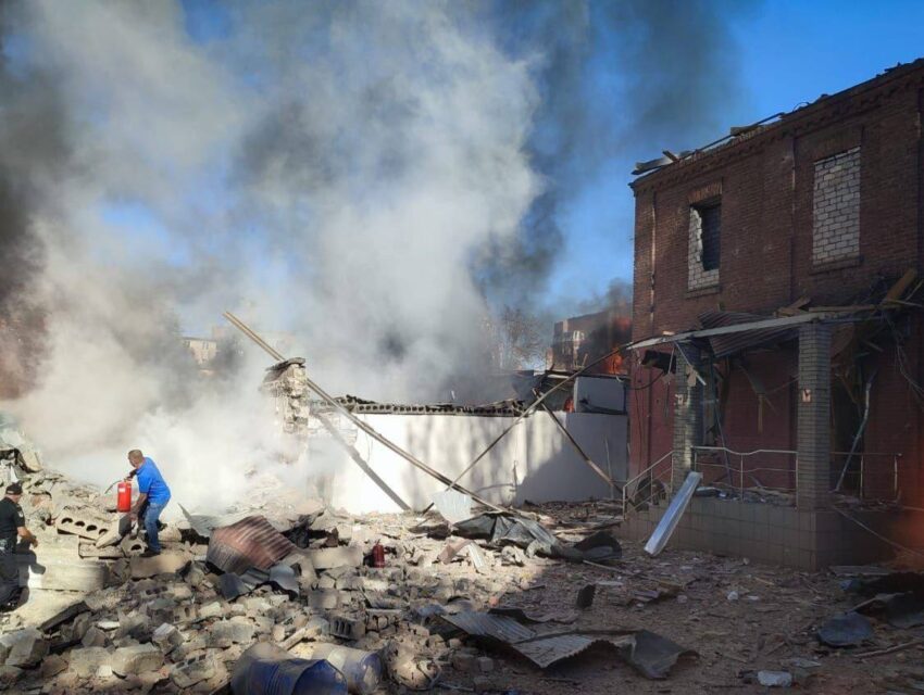 Відомо про одного загиблого та 25 постраждалих від ракетної атаки по адмінбудівлі у Кривому Розі сьогодні вранці