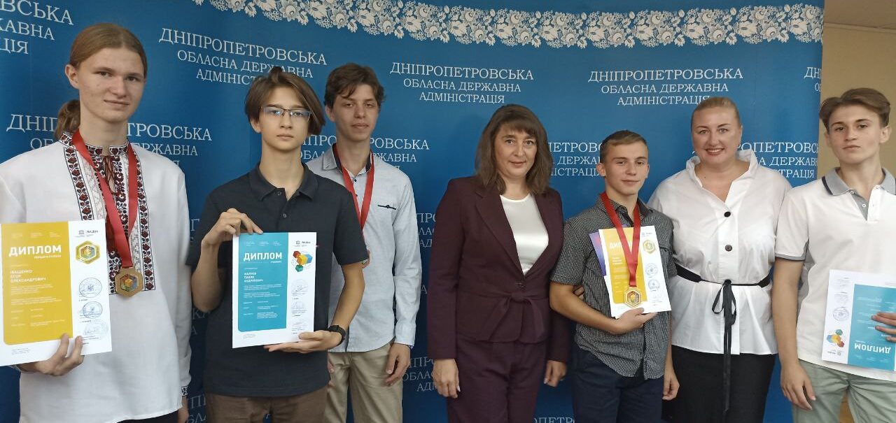 Учні Кам'янського наукового ліцею ім. А. Лигуна отримали нагороди за участь у Всеукраїнському конкурсі наукових робіт - ФОТО