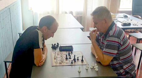 У Кам`янському шаховому турнірі – двовладдя