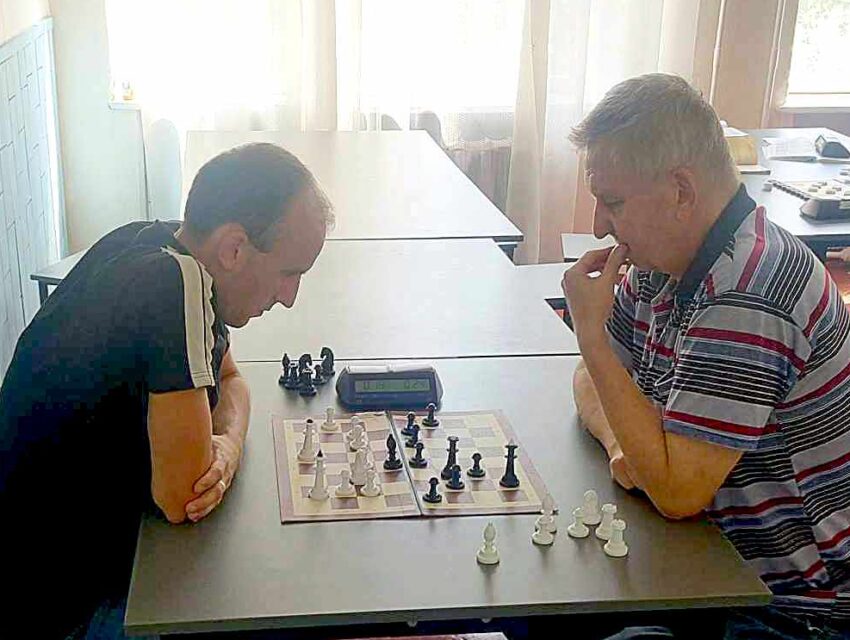 У Кам`янському шаховому турнірі – двовладдя