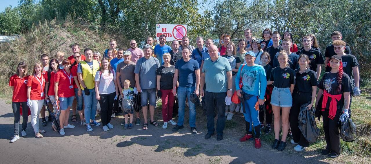 Громадські активісти та молодь Кам'янського взяли участь у прибиранні на Єлизаветівському котловані - ФОТО