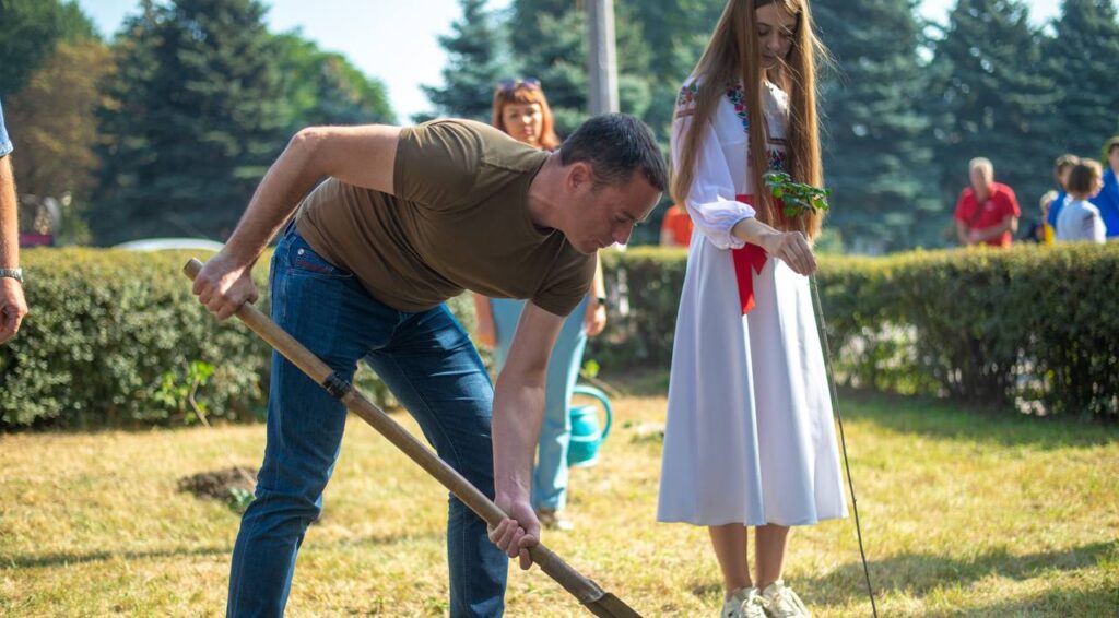 Сьогодні в Кам'янському відбулись заходи з нагоди Дня захисників та захисниць України - ФОТО