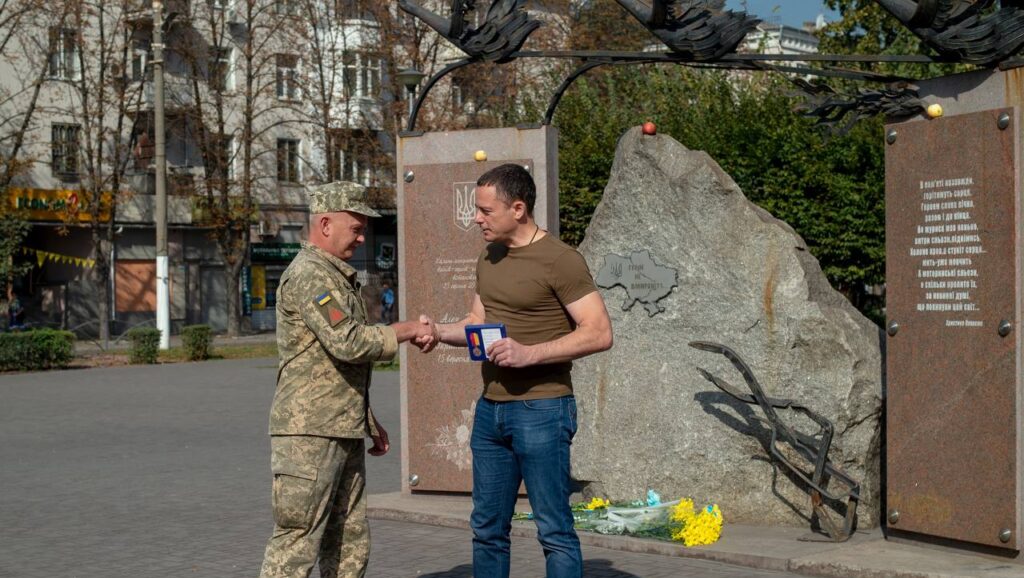 Сьогодні в Кам'янському відбулись заходи з нагоди Дня захисників та захисниць України - ФОТО