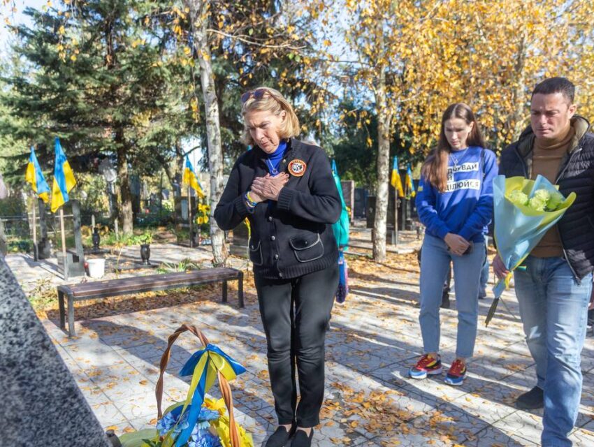 Сьогодні Камянське відвідала президентка організації із США, що займається підтримкою родичів загиблих захисників