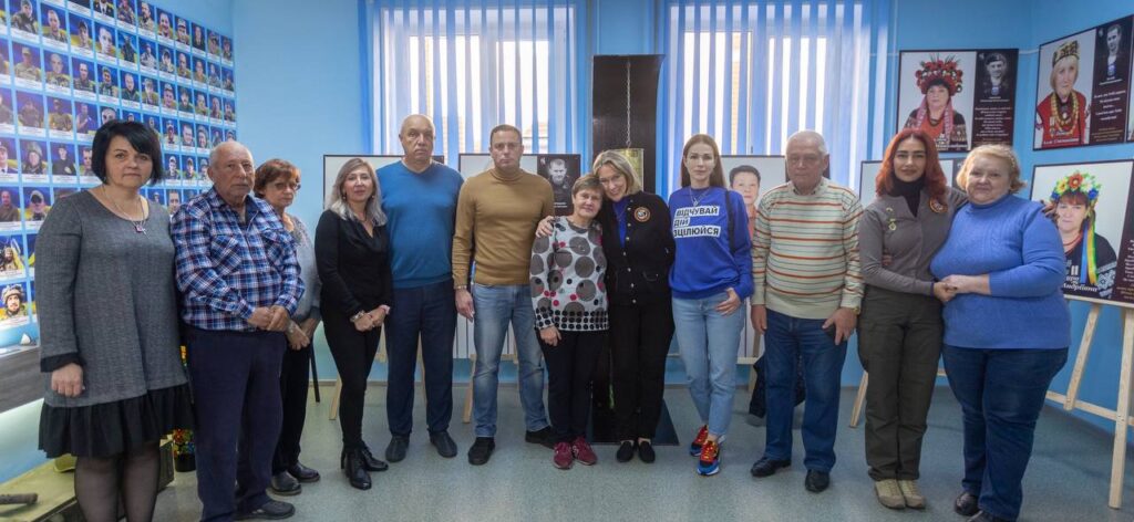 Сьогодні Камянське відвідала президентка організації із США, що займається підтримкою родичів загиблих захисників - ФОТО