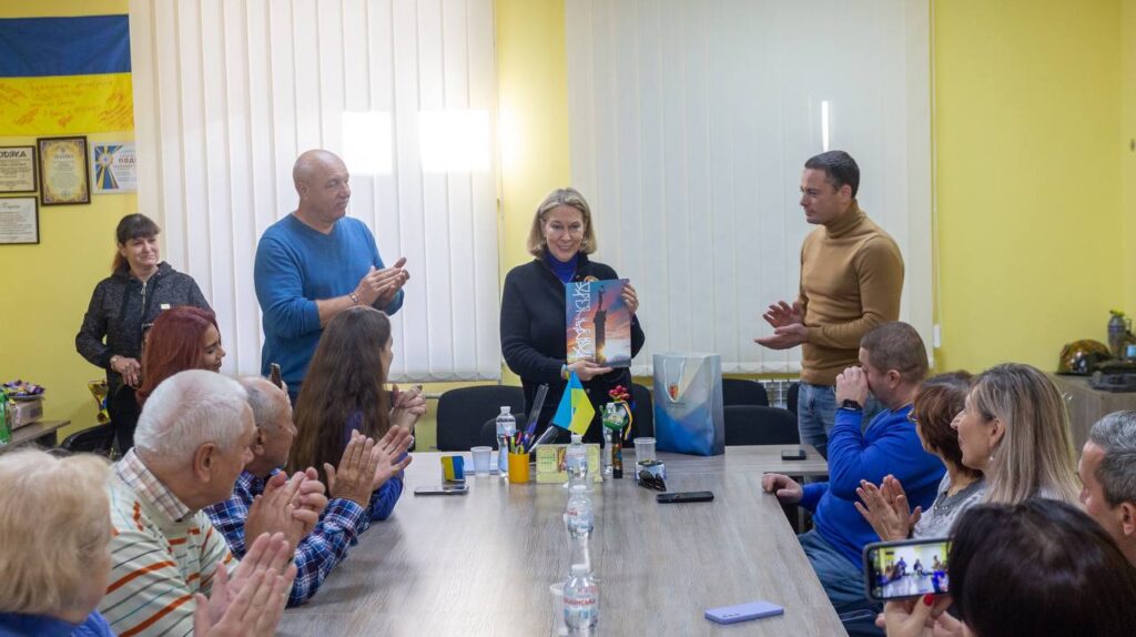 Сьогодні Камянське відвідала президентка організації із США, що займається підтримкою родичів загиблих захисників - ФОТО