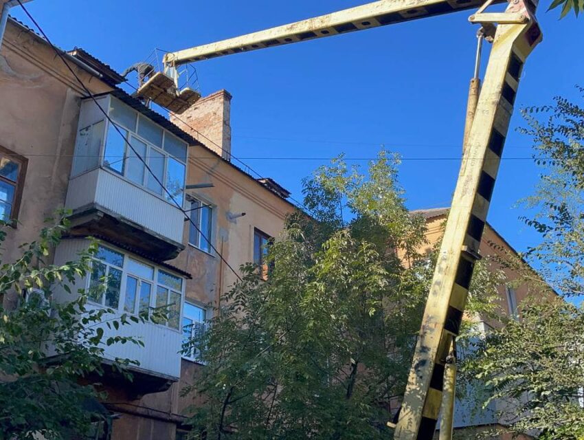 В Кам’янському комунальники продовжують проводити планові ремонти у будинках