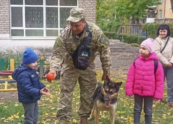 Як службова вівчарка Харді до малечі у гості ходила - ФОТО