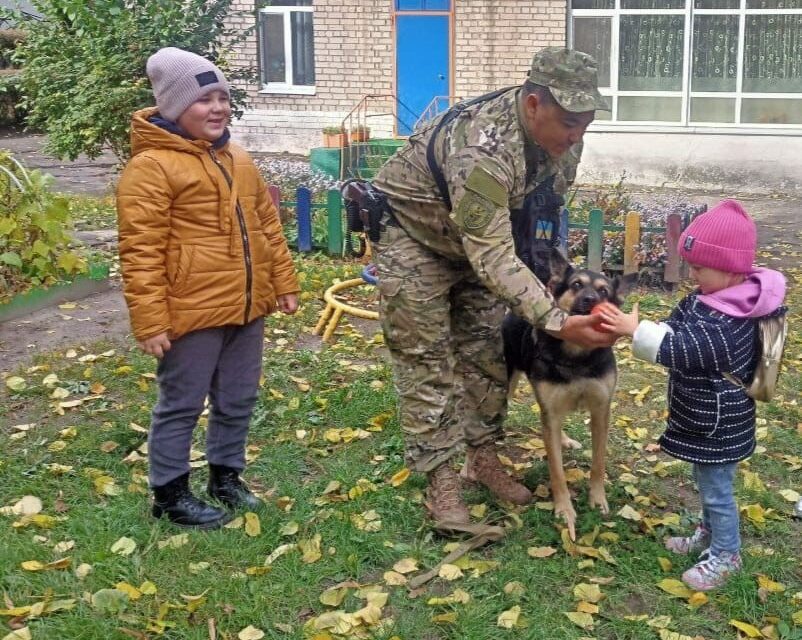 Як службова вівчарка Харді до малечі у гості ходила
