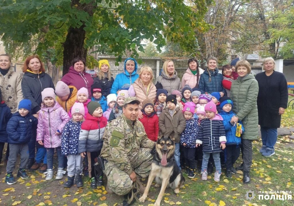 Як службова вівчарка Харді до малечі у гості ходила - ФОТО