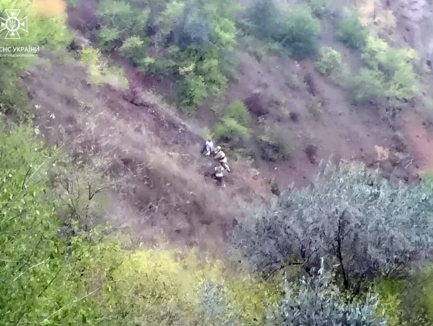 В Кам’янському районі надзвичайники врятували двох неповнолітніх дівчат, що впали у рудний кар’єр