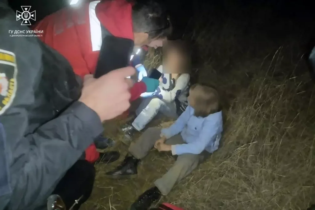 В Кам'янському районі надзвичайники врятували двох неповнолітніх дівчат, що впали у рудний кар'єр - ФОТО