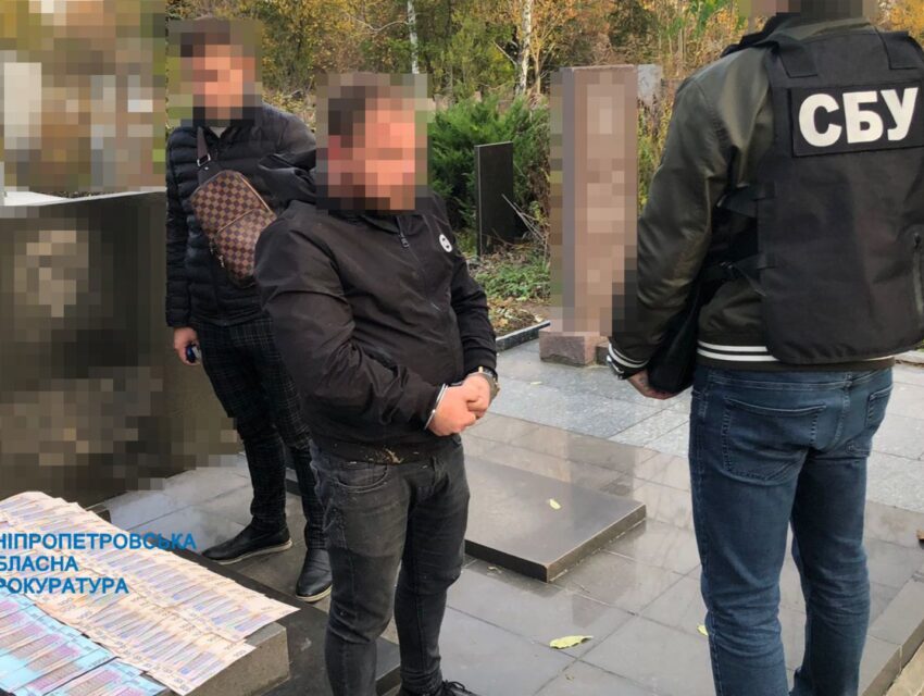 У Дніпрі директор кладовища вимагав за місце для поховання майже у десять разів більше офіційної ціни