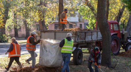 В різних районах Кам’янського тривають роботи з доброустрою дворів, вулиць та скверів