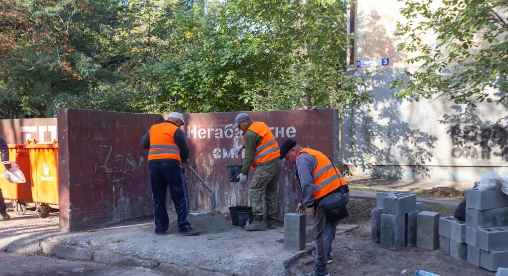 В різних районах Кам'янського тривають роботи з доброустрою дворів, вулиць та скверів - ФОТО