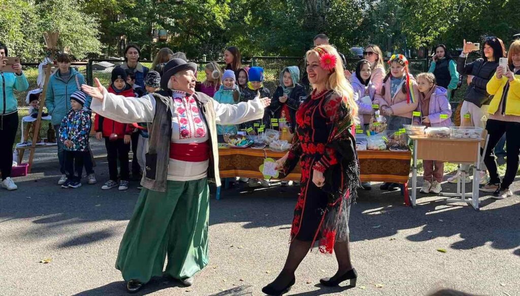 Гроші на авто, коптер, ноутбук та багато іншого приладдя для військових зібрали цьогоріч завдяки шкільним ярмаркам в Кам'янському - ФОТО