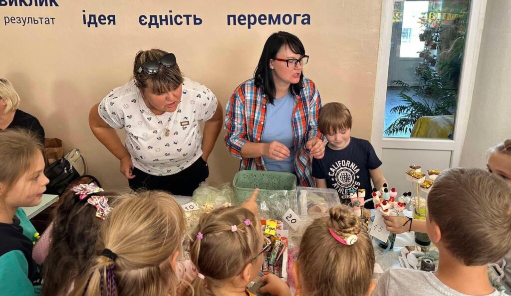 Гроші на авто, коптер, ноутбук та багато іншого приладдя для військових зібрали цьогоріч завдяки шкільним ярмаркам в Кам'янському - ФОТО