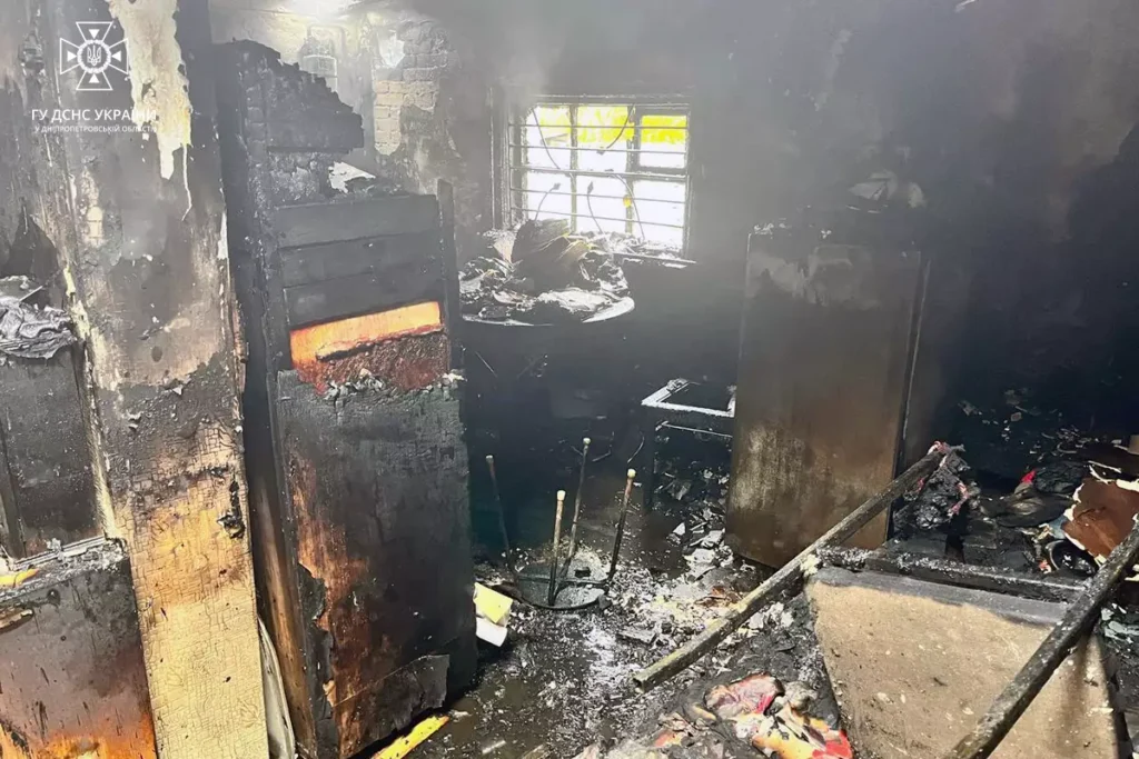 В Кам'янському на вулиці Дальній горів будинок на чотирьох господарів - ФОТО