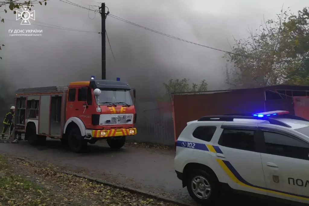 В Кам'янському на вулиці Дальній горів будинок на чотирьох господарів - ФОТО